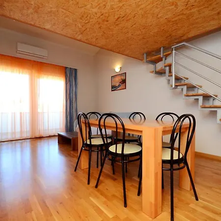 A7 - Apt With 2 Balconies 5 Min Walking To Beach 아파트 포드스트라나