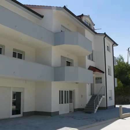 A7 - Apt With 2 Balconies 5 Min Walking To Beach 아파트 *